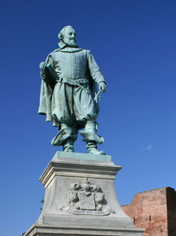 john-smith-statue